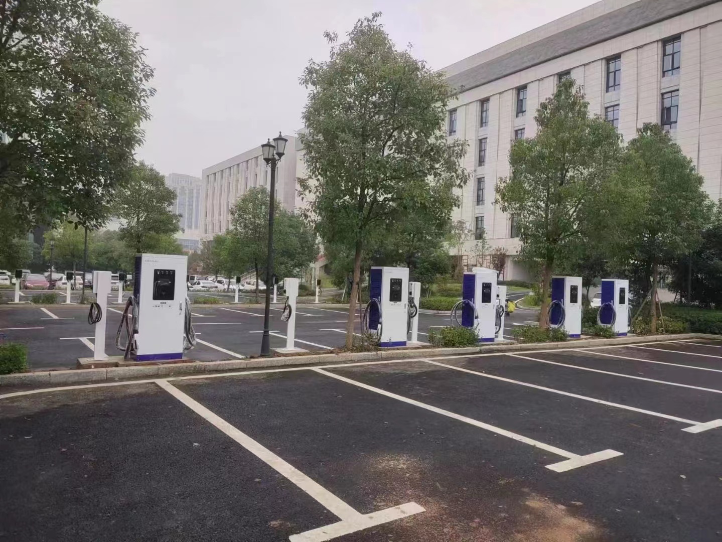 深圳青源新能源電動汽車充電樁廠家合作客戶案例：商貿中心充電樁應用案例